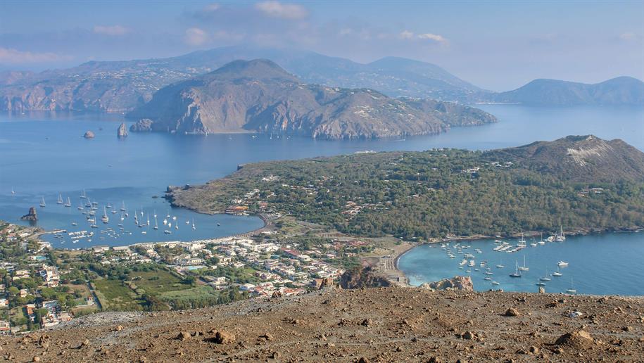 Der Spaziergang hierhin dauerte etwas mehr als eine Stunde. Im Hintergrund sieht man die nur etwa 800m entfernte Insel mit dem Namen Lipari. Wir ankern in der linken Bucht als eines der letzten Schiffe.